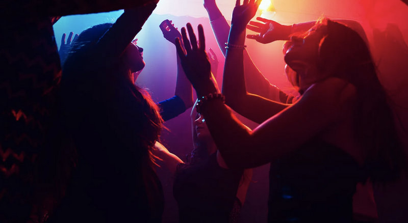 舞台上跳舞的人

描述已自动生成