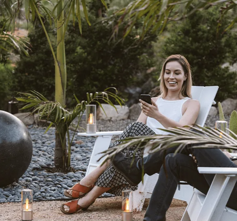 人躺在椅子上的雕塑
中度可信度描述已自动生成