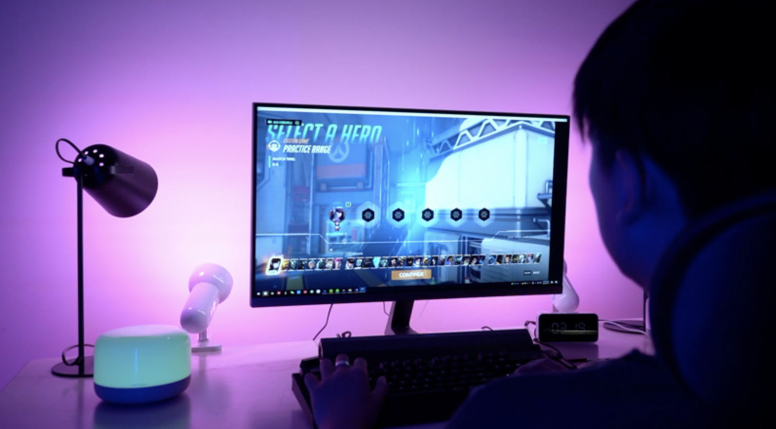 桌子上的电脑和电视
描述已自动生成